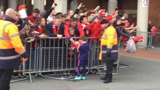 Anak Wayne Rooney, Kai, tanda tangan untuk fans MU