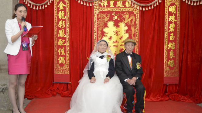 70 Tahun Menikah Pasangan Lansia Ini baru Bisa Gelar Resepsi