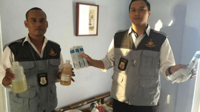 Polisi memperlihatkan barang bukti dokter gadungan