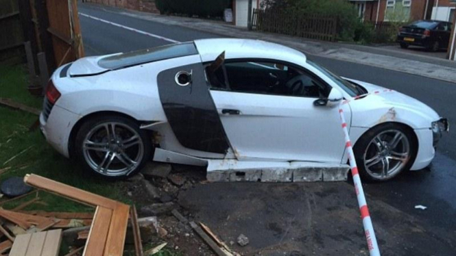 Mobil Audi R8 yang ringsek setelah menghantam rumah.