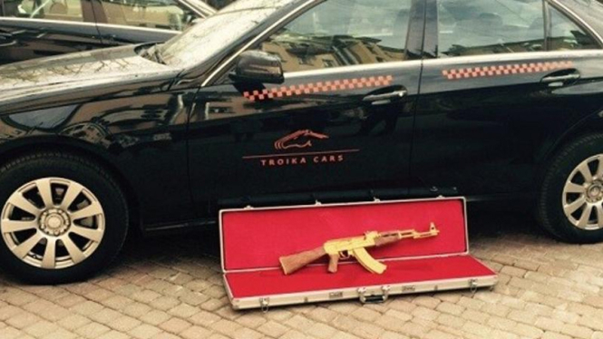 Senapan AK-47 berlapis emas yang tertinggal di dalam taksi.