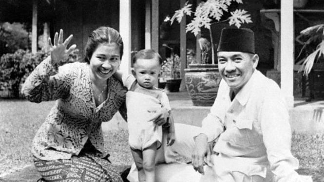 Soekarno dan istrinya, Fatmawati.