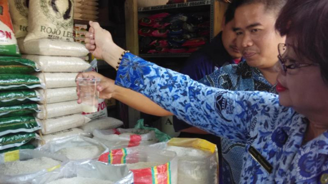 Petugas Disperindag saat memeriksa beras sintetis di pasaran
