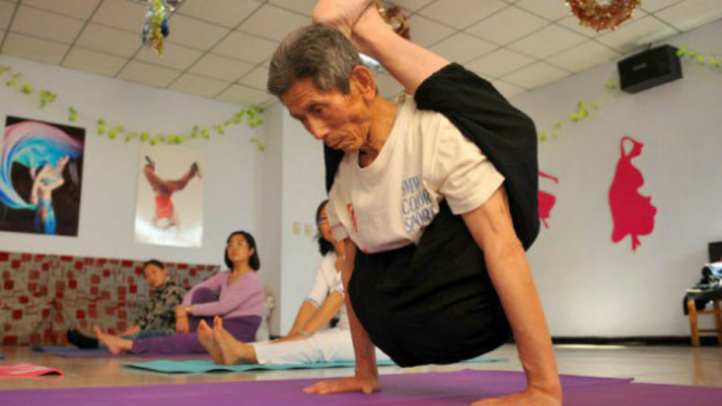 Kakek 84 tahun melakukan yoga.