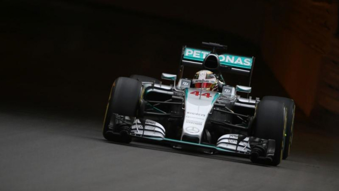 Pembalap Mercedes, Lewis Hamilton di Sirkuit de Monaco