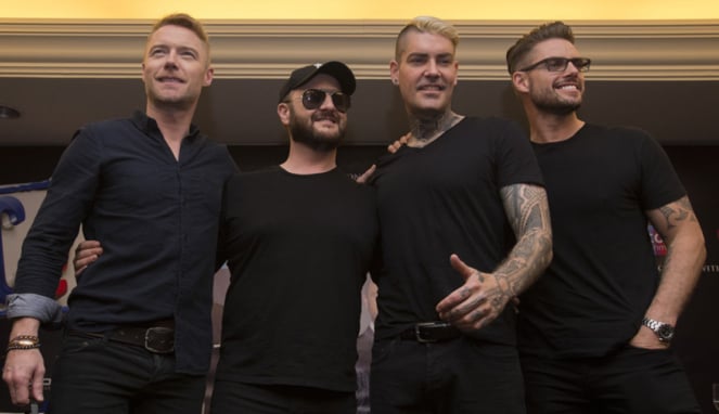 Boyband Boyzone saat bersiap menggelar konser di Indonesia