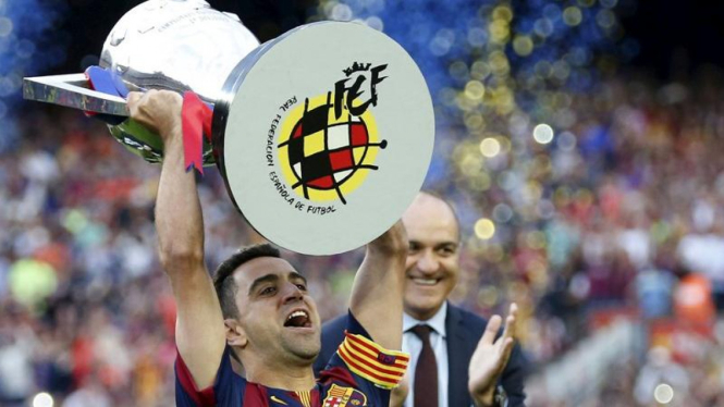 Pemain Barcelona, Xavi Hernandez, angkat trofi La Liga