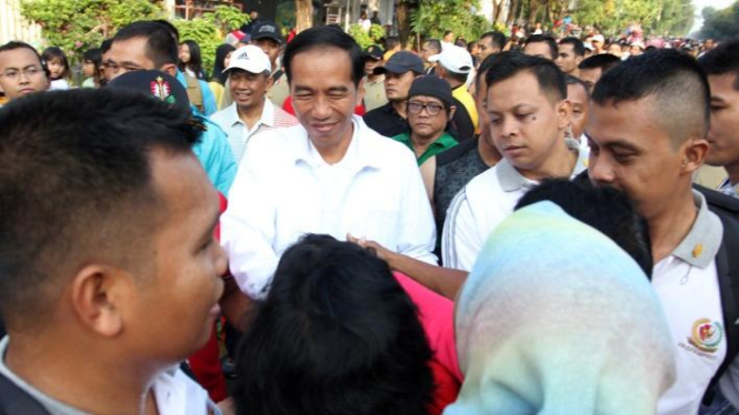 Presiden Jokowi jalan-jalan di Car Free Day Solo.