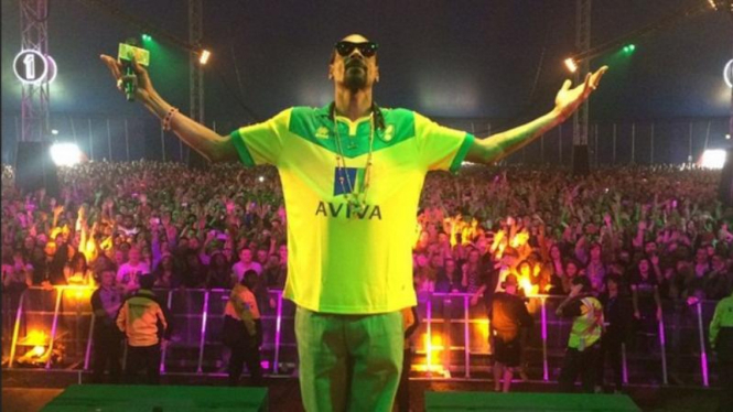 Snoop Dog dengan kostum Norwich City