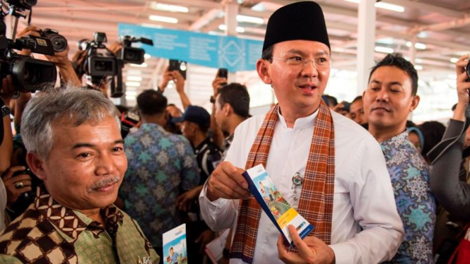 Gubernur DKI Jakarta Basuki Purnama Ahok baju Betawi e-money