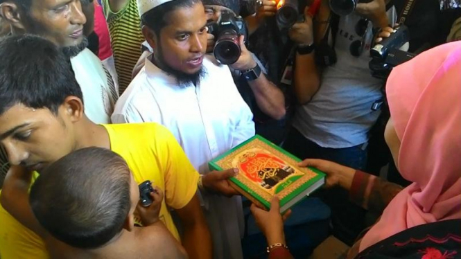 Pengungsi Rohingya menerima Al-Quran dari Mensos, Khofifa Indar Parawansa 