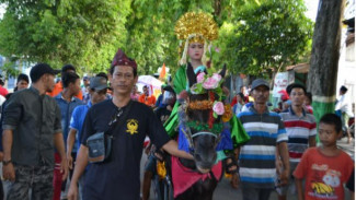 Semaraknya Arak-arakan Pengantin Sunat di Tuban