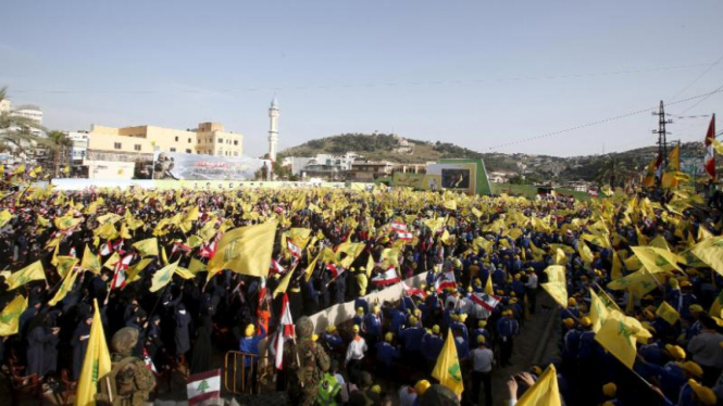 Warga Lebanon berkumpul menyaksikan pidato pemimpin Hizbullah Hassan Nasrallah.