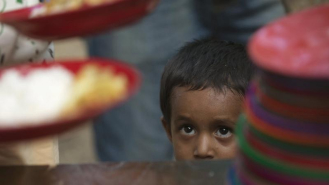 Seorang anak sedang memperhatikan menu makan siang. 