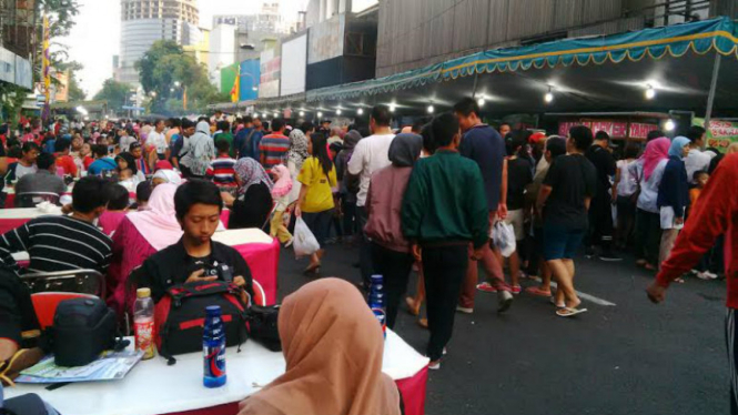 Warga ramai mengunjungi festival kuliner di Jl. Tunjungan, Surabaya
