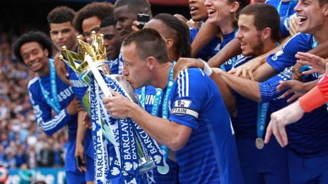 Pemain Chelsea merayakan kesuksesan menjuarai Premier League 2014/2015