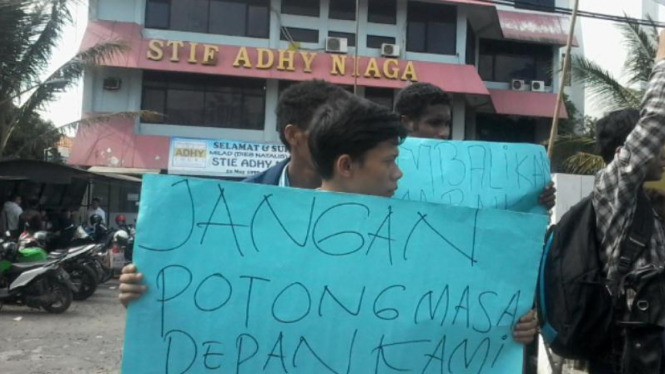 Aksi demo mahasiswa STIE Afhie Niaga