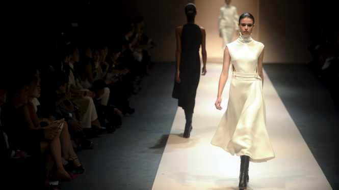 Koleksi Victoria Beckham di Singapore Fashion Week 2015