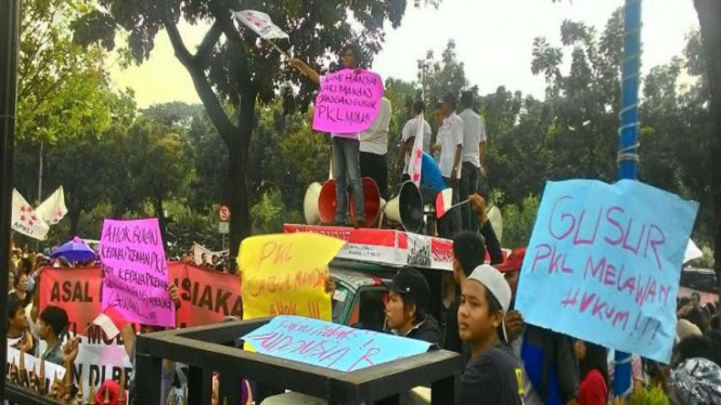 Demo PKL di Balai Kota Jakarta