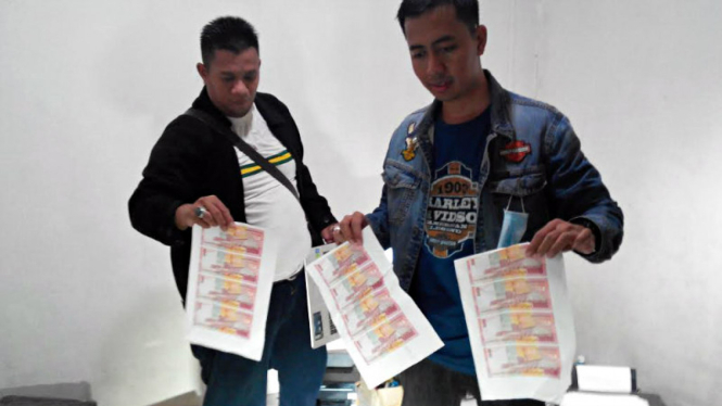 Polisi gerebek sindikat pengedar uang palsu di Mampang, Jaksel.