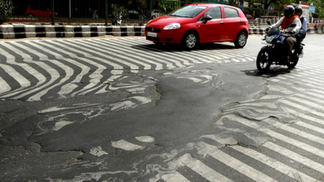 Jalan meleleh akibat gelombang panas di New Delhi.