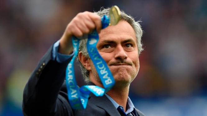 Pelatih Jose Mourinho, dengan medali juara Premier League