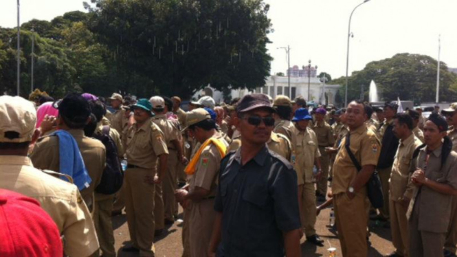 Asosiasi Pemerintah Desa Se-Indonesia (APDESI) demo di depan Istana