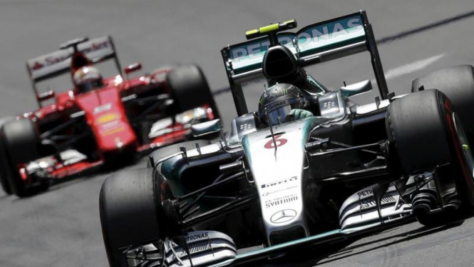 Mercedes dan Ferrari dalam balapan Formula Satu (F1)