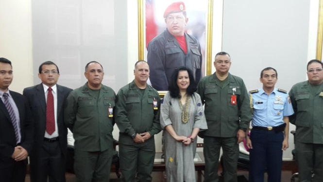 Dubes RI Prianti Gagarin Djatmiko Singgih bersama pejabat militer Venezuela