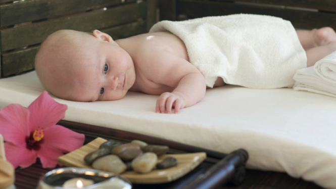 Ilustrasi baby spa atau spa bayi