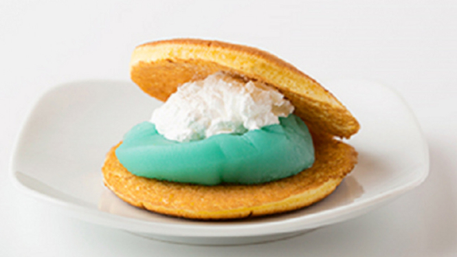 Dorayaki biru.