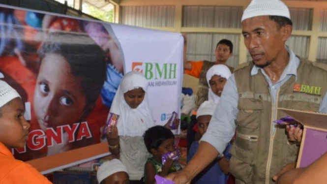 BPH Medan memberikan bantuan pada anak pengungsi Rohingya.