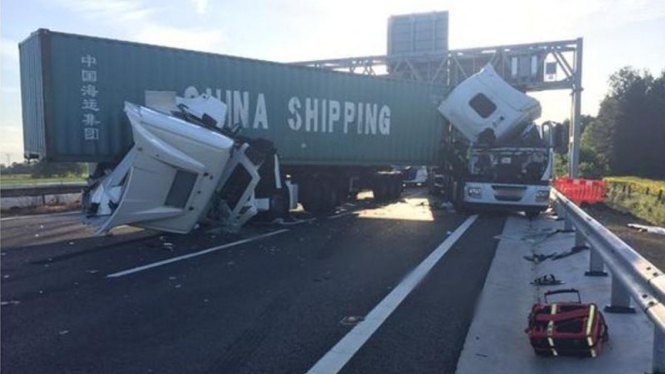 Kecelakaan beberapa truk kontainer di Inggris.