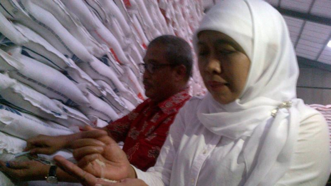 Menteri Sosial Khofifah Indar Parawansa saat sidak gudang bulog di Semarang
