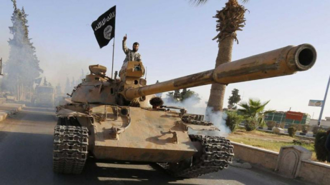 Militan ISIS menggunakan tank tempur.