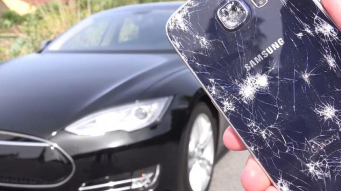 Tesla Model S dan Samsung Galaxy S6.