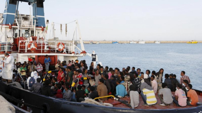 Migran menunggu dalam kapal di pelabuhan Augusta, Sisilia, Italia.