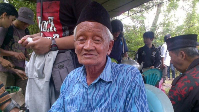 Mbah Sudirman (84).