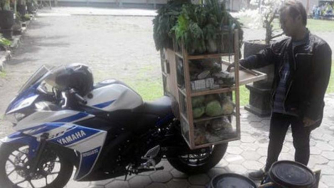 Tanto Dwi Anggoro bersama motor dan dagangannya.