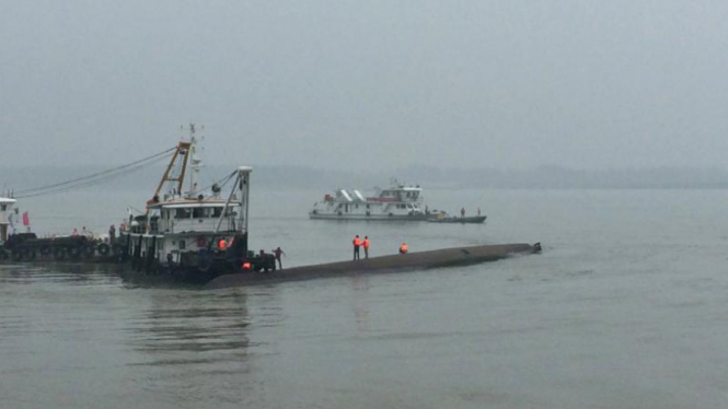 Tim penyelamat melakukan pencarian pada kapal yang tenggelam di Sungai Yangtze.