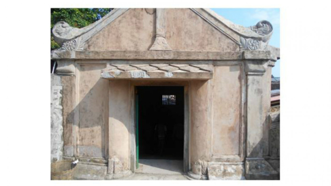 Masjid Sumur Gumuling Tamansari, Yogyakarta.