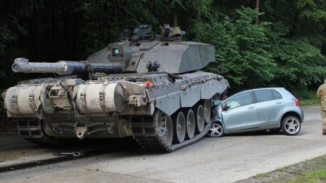 Mobil Toyota Yaris yang tergilas tank di Jerman.