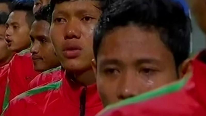 Pemain timnas Indonesia U-23, Adam Alis dan Evan Dimas, menangis