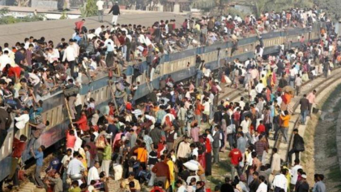 Ribuan Warga Bangladesh menaiki kereta api.