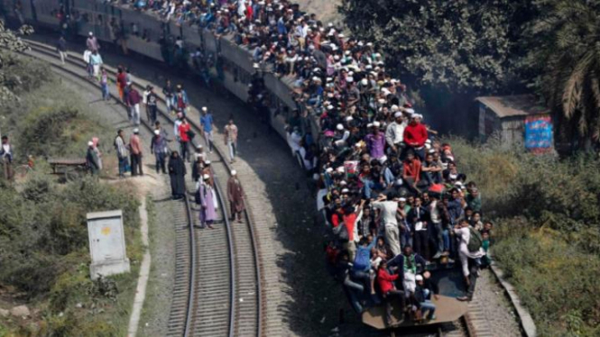Ilustrasi penumpang kereta di Bangladesh