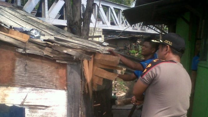 714 rumah warga di bantaran anak kali Ciliwung dibongkar.