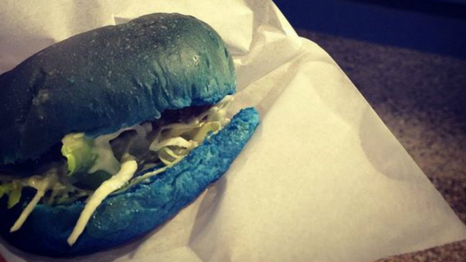 Burger dengan warna biru denim.