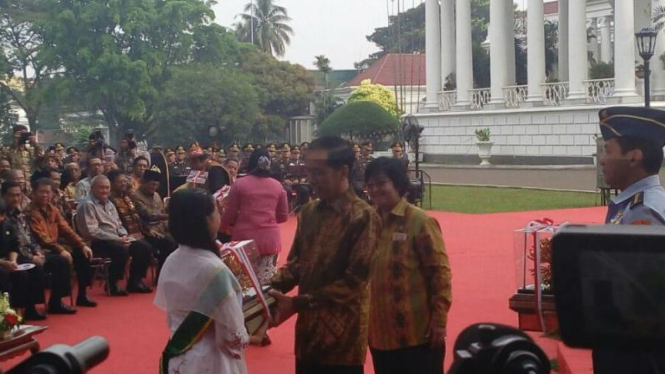 Presiden Jokowi serahkan penghargaan Kalpataru.