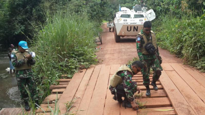 Pasukan Garuda Kizi Konga survey jalan dan jembatan.