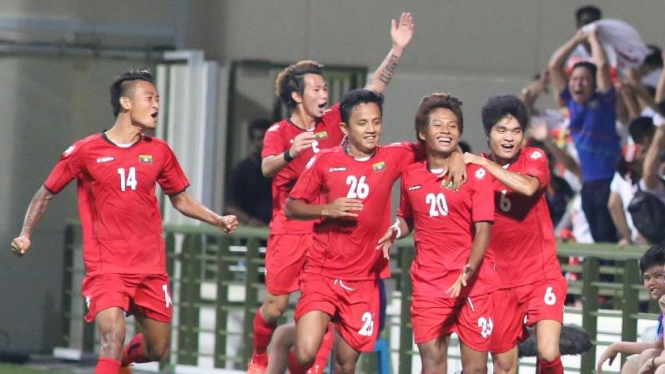 Pemain Myanmar rayakan gol di SEA Games 2015